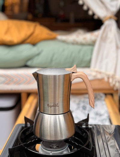 Morgenheld Espressokocher im Camper beim Kaffeekocher auf einem Gasherd