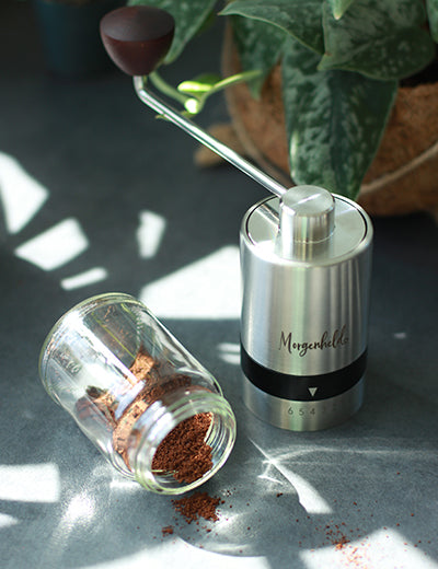praktische Morgenheld Handkaffeemühle Premium mit hochwertigem stufig einstellbaren Edelstahlmahlwerk mit Glasbehälter