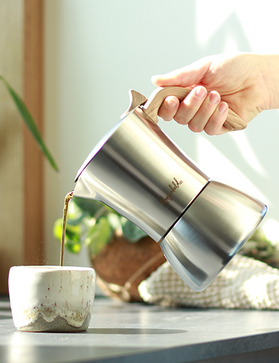 Morgenheld Espressokocher FLOW mit beim Eingießen des fertigen Mokkas