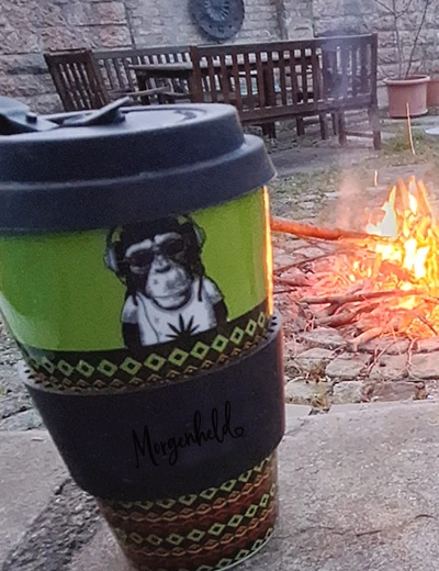 Wiederverwendbarer Porzellanbecher CHILLING JIM von Morgenheld am Lagerfeuer im Garten