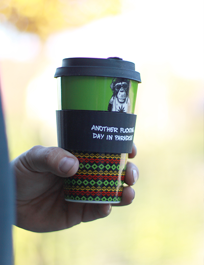 Monkey- To-Go-Becher mit schwarzem Sleeve und provokantem Statement „Another Fucking Day in Paradise“ – humorvoller Begleiter für urbane Kaffeepausen mit Charakter.