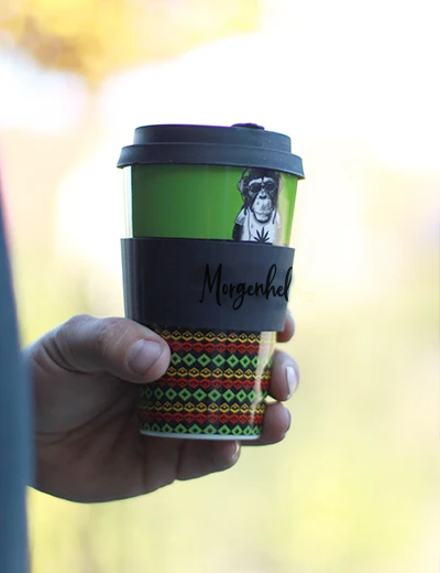 Coffee-to-go-Becher aus Porzellan von Morgenheld in der Hand, nachhaltig für unterwegs