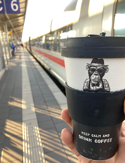 Nachhaltiger Monkey-Kaffeebecher mit tropfsicherem Silikondeckel in Schwarz, ideal für unterwegs