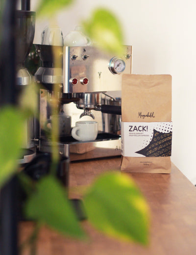 Espresso ZACK! von Morgenheld Spüre das kräftige Aroma vom ersten Schluck und mach hinten raus einen fruchtigen Abgang mit Blaubeere- / Quittenarmomen. Eine mega Crema ist inklusive.