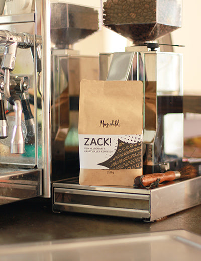 FLEXIBILITÄT IST SEINE STÄRKE: Morgenheld ZACK! Espresso ist geboren für Vollautomaten, Siebträger und Espressokannen. Als echter Omni-Roast macht er auch in der Stempelkanne eine top Figur.