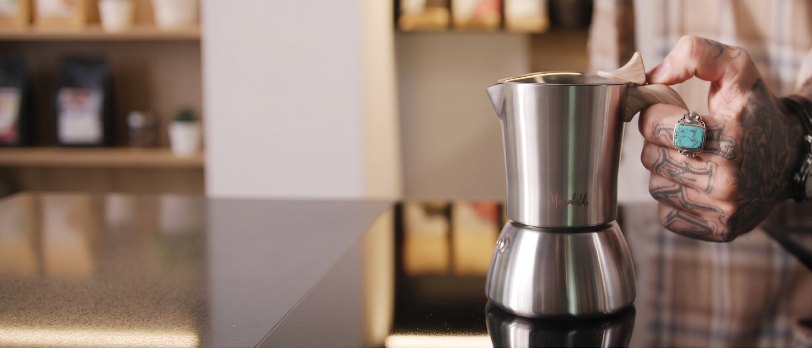 Morgenheld Espressokocher FLOW wird auf den Herd gestellt. Für einen perfekten Kaffeegenuss