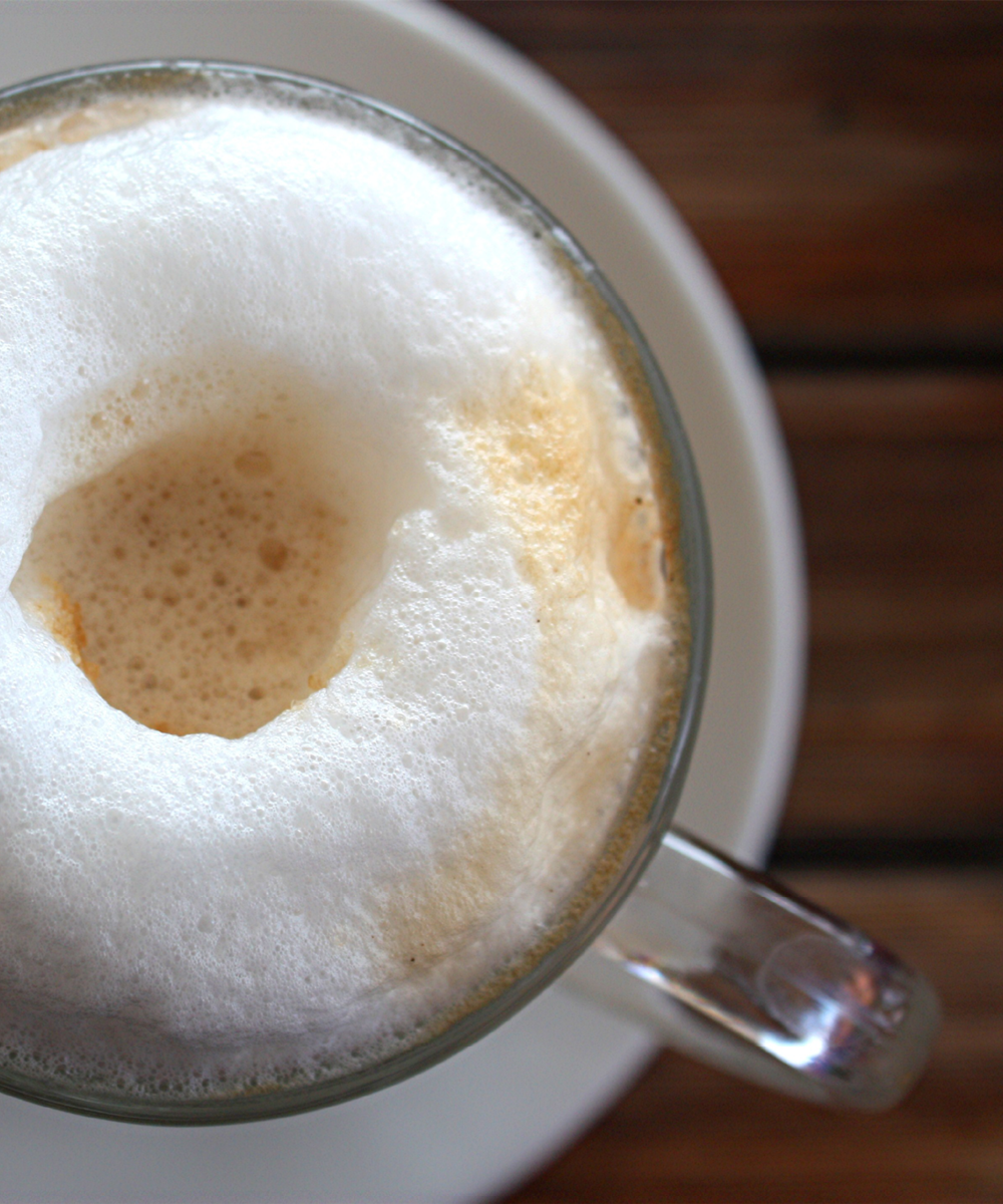 Morgenheld: eine Tasse mit aufgeschäumter Milckh. Der Milchschaum ist perfekt