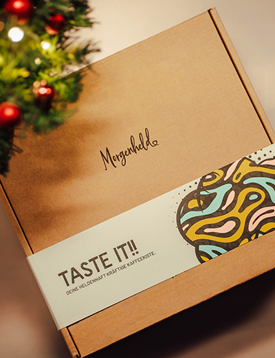 Probierbox „TASTE IT!“ von Morgenheld mit vier sortenreinen Kaffeepackungen: ideal als Weihnachtsgeschenk