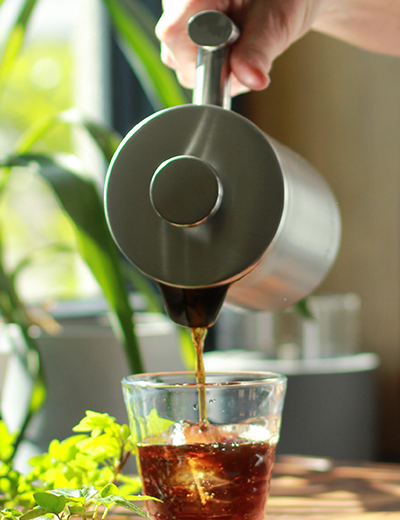 French Press aus Edelstahl von Morgenheld beim Eingießen von frisch gebrühtem Kaffee – stilvolle Stempelkanne für aromatischen Kaffeegenuss in Barista-Qualität