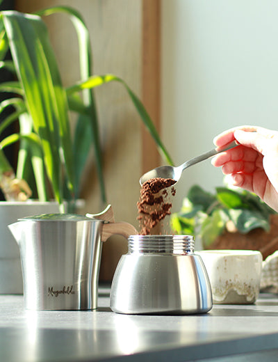 Morgenheld Espressokocher STYLE beim Einfüllen des Kaffeepulvers