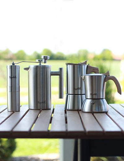 Morgenheld Edelstahl Produkte auf dem Tisch: Kaffeemühle, French Press, Espressokocher in zwei Varianten
