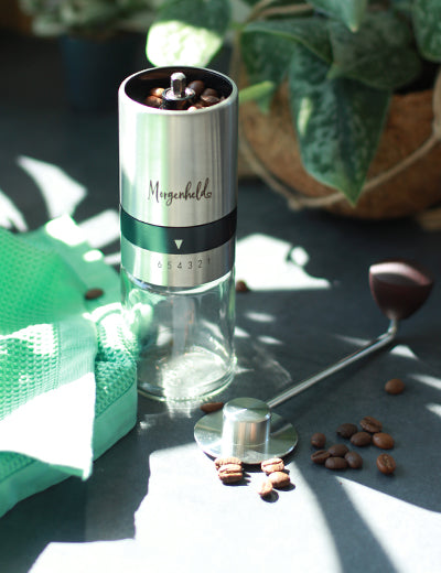 praktische Morgenheld Premium Handkaffeemühle mit hochwertigem Edelstahlmahlwerk in 6 Stufen mit Glasbehälter