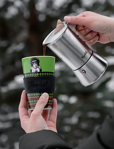Kaffee eingießen in nachhaltigen Coffee-to-go-Becher aus Porzellan von Morgenheld, mit Espressokocher