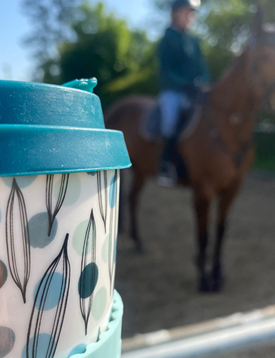 Dotty Coffee-to-go Becher aus Porzellan – auslaufsicher, spülmaschinenfest, verspieltes Punktdesign 