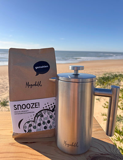 French Press und Snooze gemahlen perfekt für den Camping oder Vannlife Urlaub. Hier am Stand mit bester Sicht aufs Meer