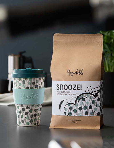 SNOOZE! Espresso Crema – aromatischer, säurearmer Espresso mit intensiver Crema und Noten von Schokolade und Marzipan. Getrunken aus dem Morgenheld Becher To Go Dotty