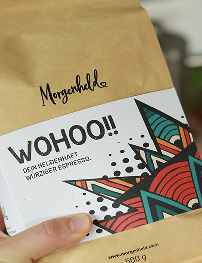 Kaffeegenuss mit Morgenheld Espresso – Bohnen. Darstellung der Verpackung, die zum Shoppen einlädt.