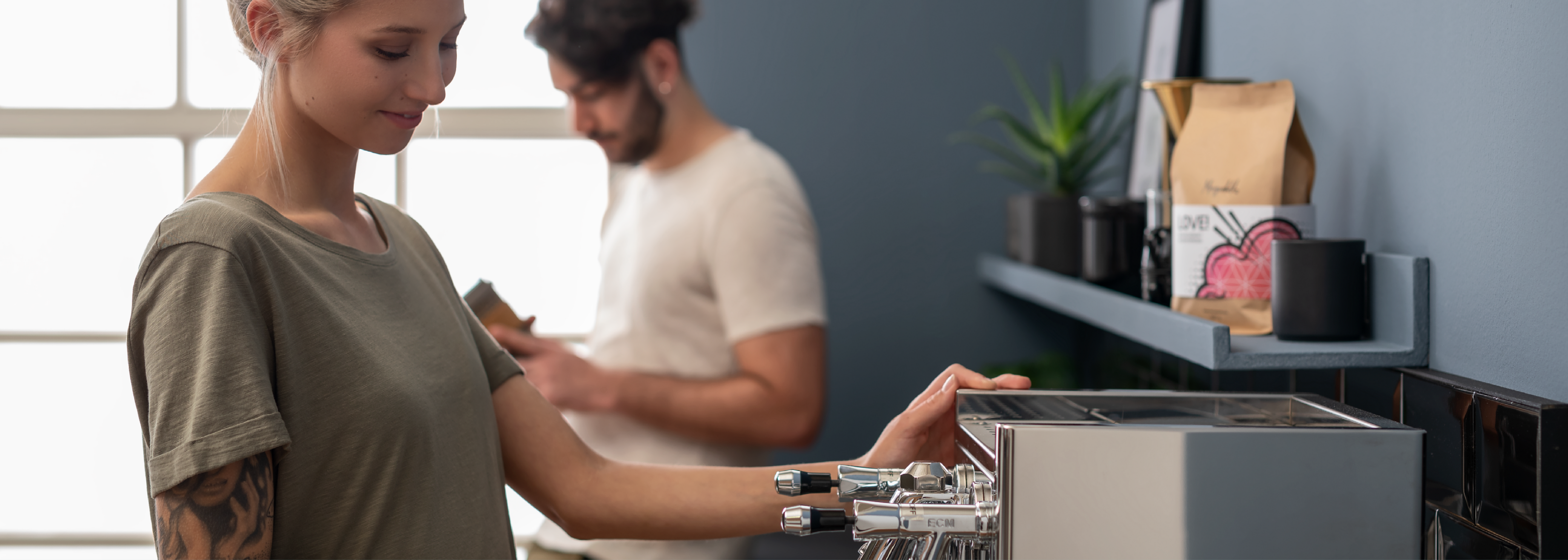 Junge Frau bereitet Morgenheld Espresso in der Siebträgermschine zu