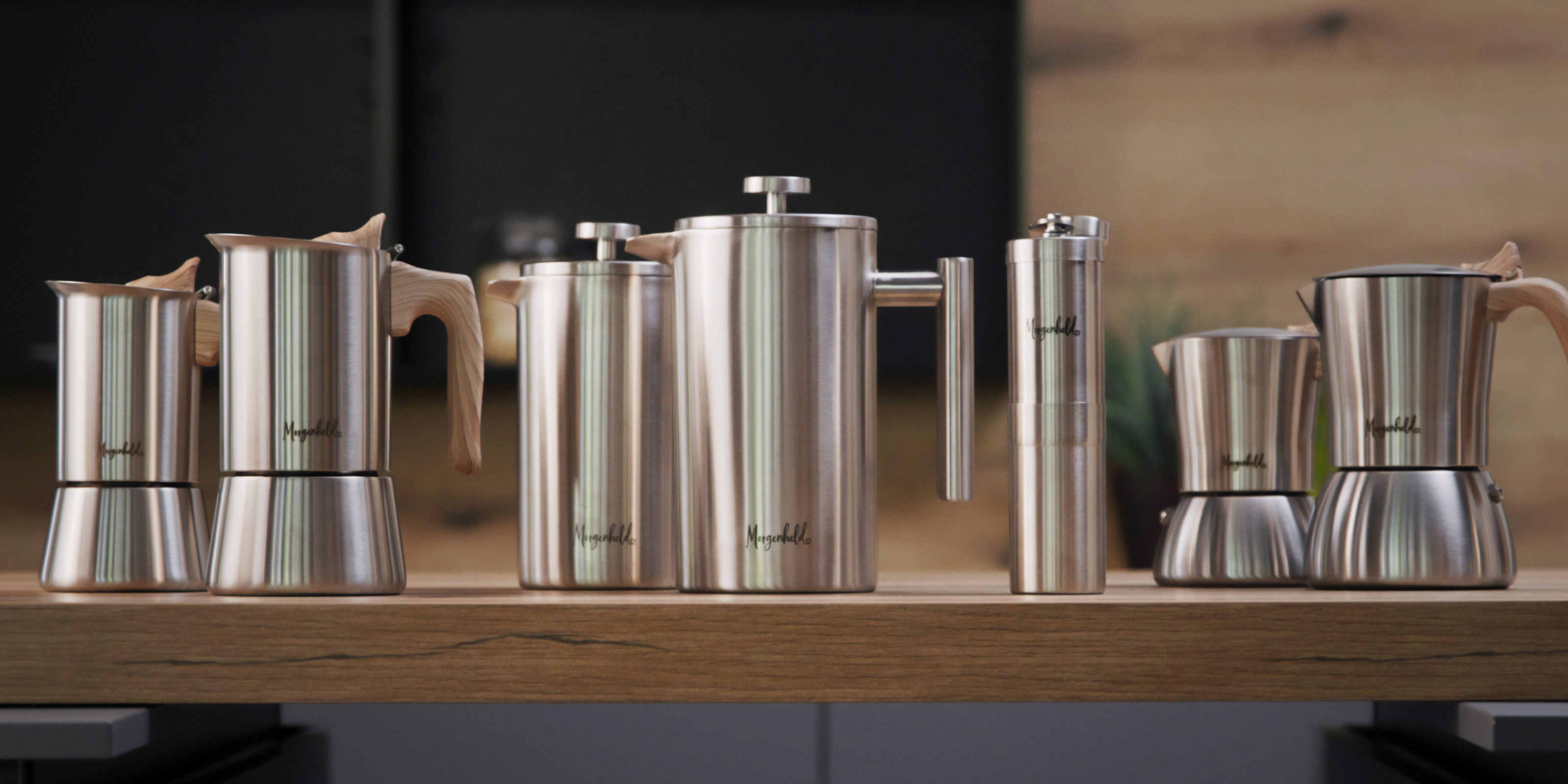 Morgenheld Edelstahl Kaffeekocher und Mühle in allen verfügbaren Größen als Gruppenbild