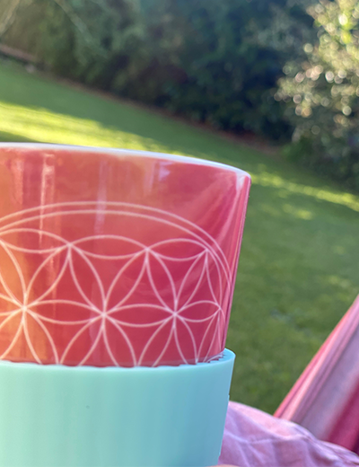Wiederverwendbarer Coffee to Go Becher mit eingravierter Blume des Lebens, elegantes Porzellan-Design 