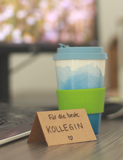 Nachhaltiger Coffee-to-go-Becher aus Porzellan mit tropfsicherem Deckelr – Modell Holi Blue von Morgenheld