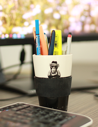 Nachhaltiger Monkey-Kaffeebecher mit tropfsicherem Silikondeckel in Schwarz, ideal auch als Stiftehalter fürs Büro