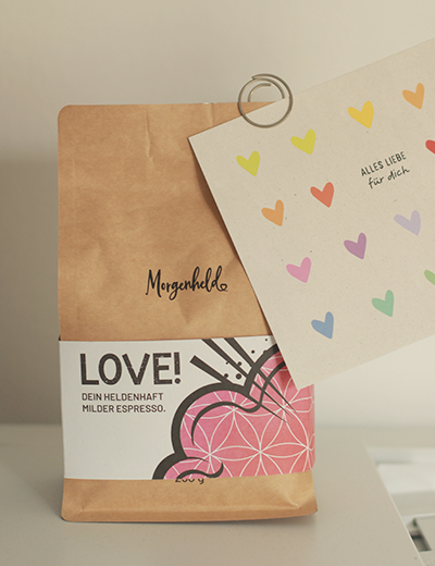 Love Espressobohnen-Verpackung von Morgenheld mit einer bunten Karte voller Herzen