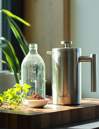 French Press aus Edelstahl von Morgenheld auf dem Küchentisch – stilvolle Stempelkanne für aromatischen Kaffeegenuss 
