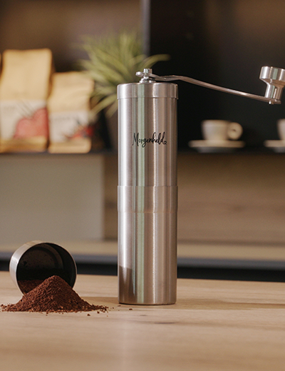 „Manuelle Kaffeemühle aus Edelstahl – präzises Mahlen für frisches Kaffeepulver, ideal für Espresso, French Press und Filterkaffee“