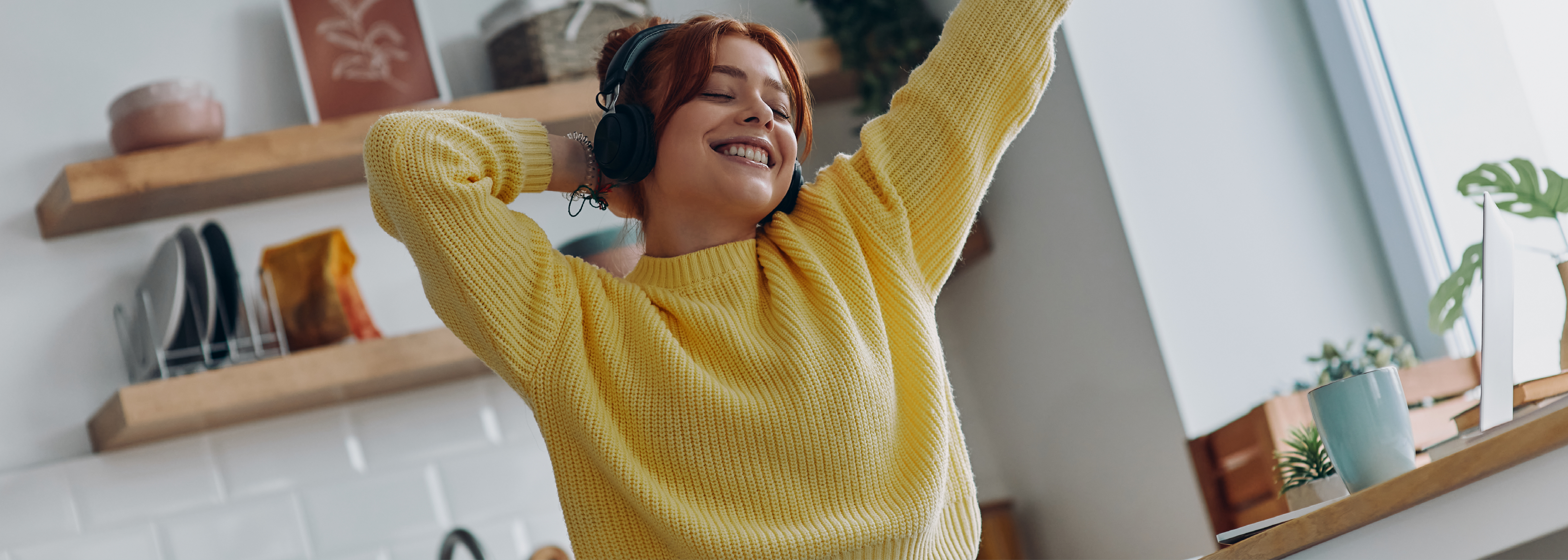 Frau genießt entspannte Morgenroutine mit Kopfhörern