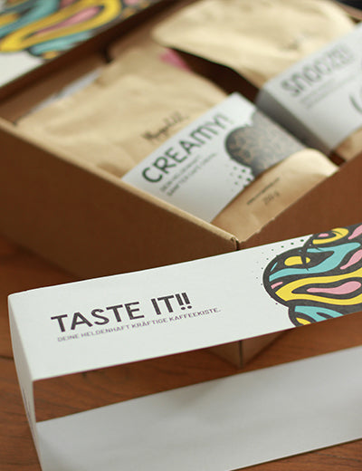Vier Morgenheld Kaffee‑Röstungen im Überblick: BÄÄMM!! kräftig, CREAMY! mild‑cremig, LOVE! aromatisch, SNOOZE! sanft – jeweils als 250‑g Packung.