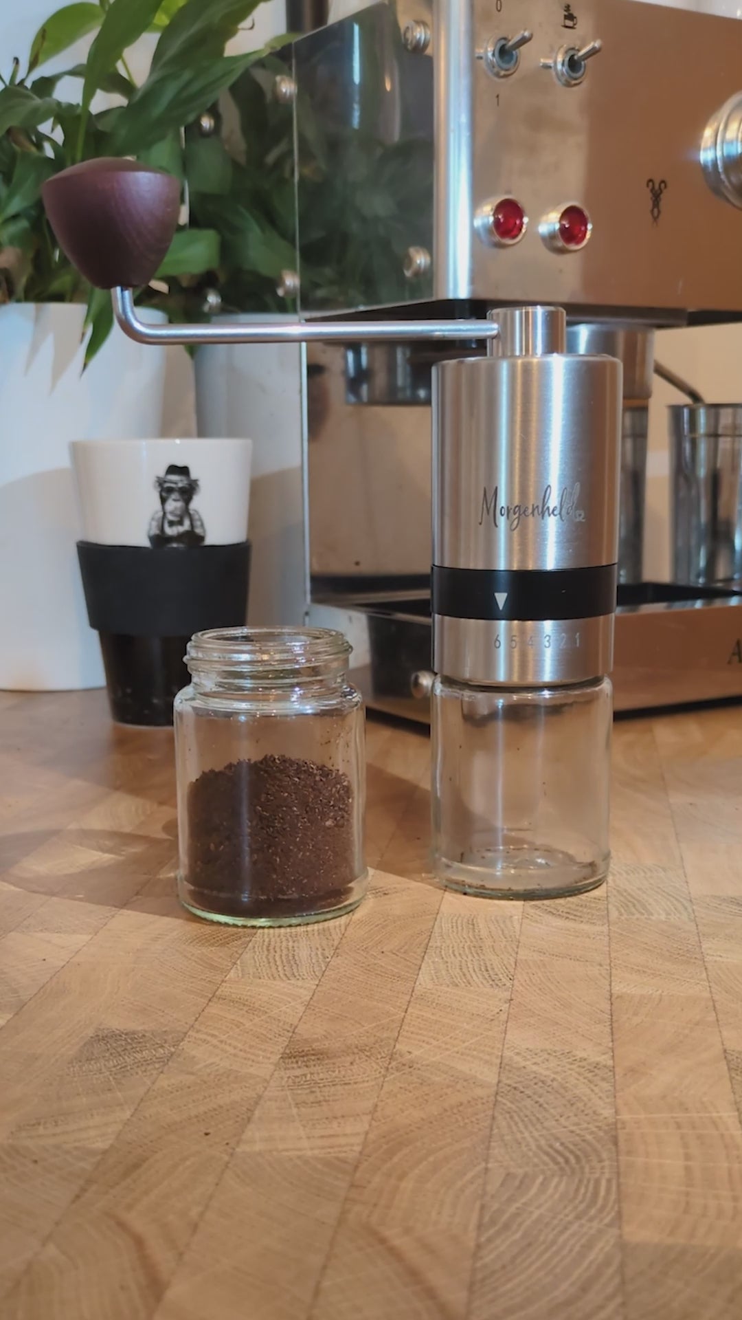 Erklärvideo zur Morgenheld  Edelstahl-Handkaffeemühle mit Kurbel und Glasbehälter